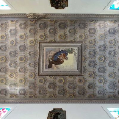 Ceiling with decorated lacunars