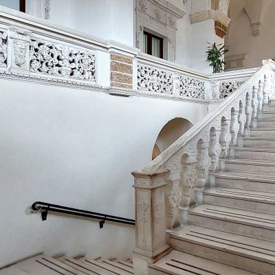 Main staircase with balustrade in stone