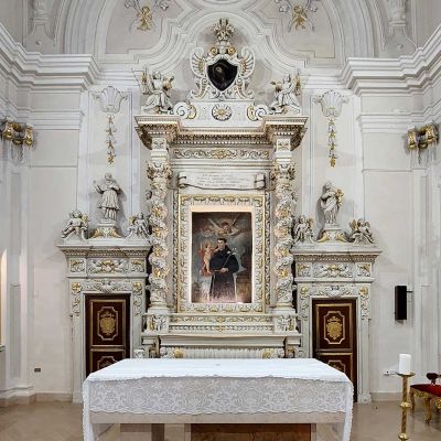 Altare principale in stucchi dorati