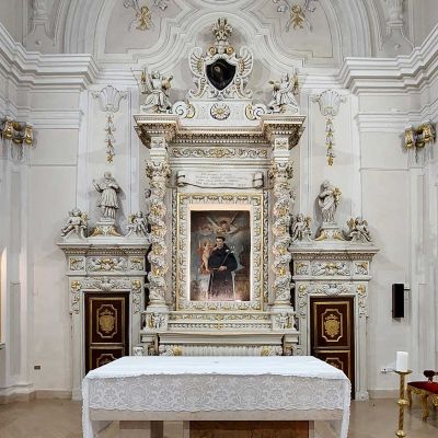 Main altar in golden stuccoes